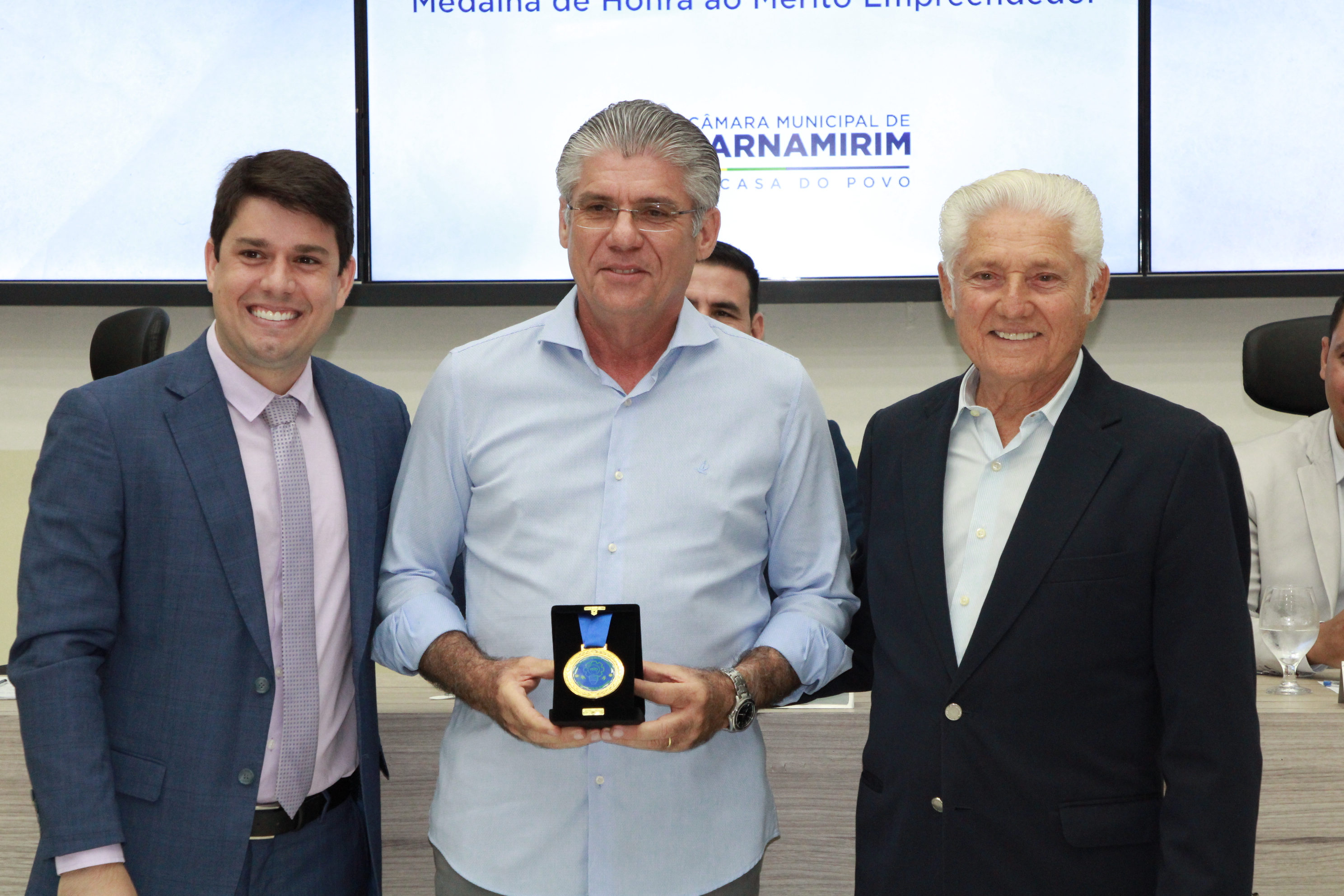 Empreendedores são homenageados com a Medalha de Honra ao Mérito